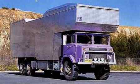 像鸟一样生活：澳大利亚摄影师夫妇的大房车