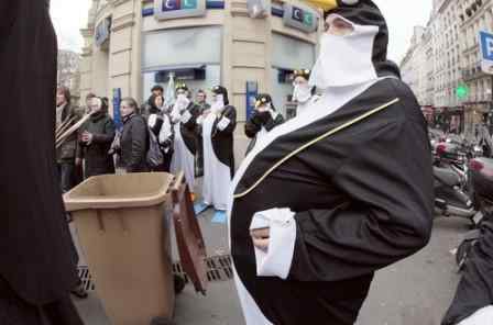 巴黎示威者扮成企鹅 抗议什么？