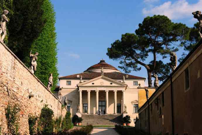 携意国白骨顶及风情向博友们问好并祝五一节愉快