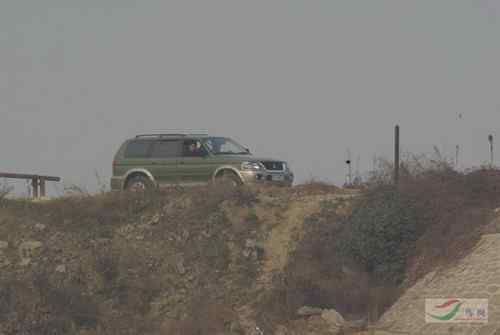 军车偷猎鸟 军人竟然打鸟 军车偷猎鸟 军人竟然打鸟