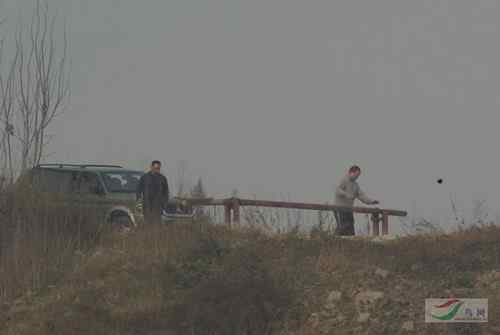 军车偷猎鸟 军人竟然打鸟 军车偷猎鸟 军人竟然打鸟