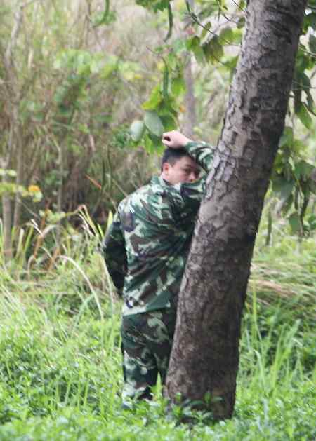 武警手持钢枪射杀鸟儿