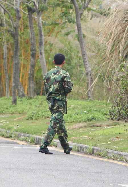 武警手持钢枪射杀鸟儿