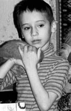 俄罗斯7岁鸟孩只会说鸟语